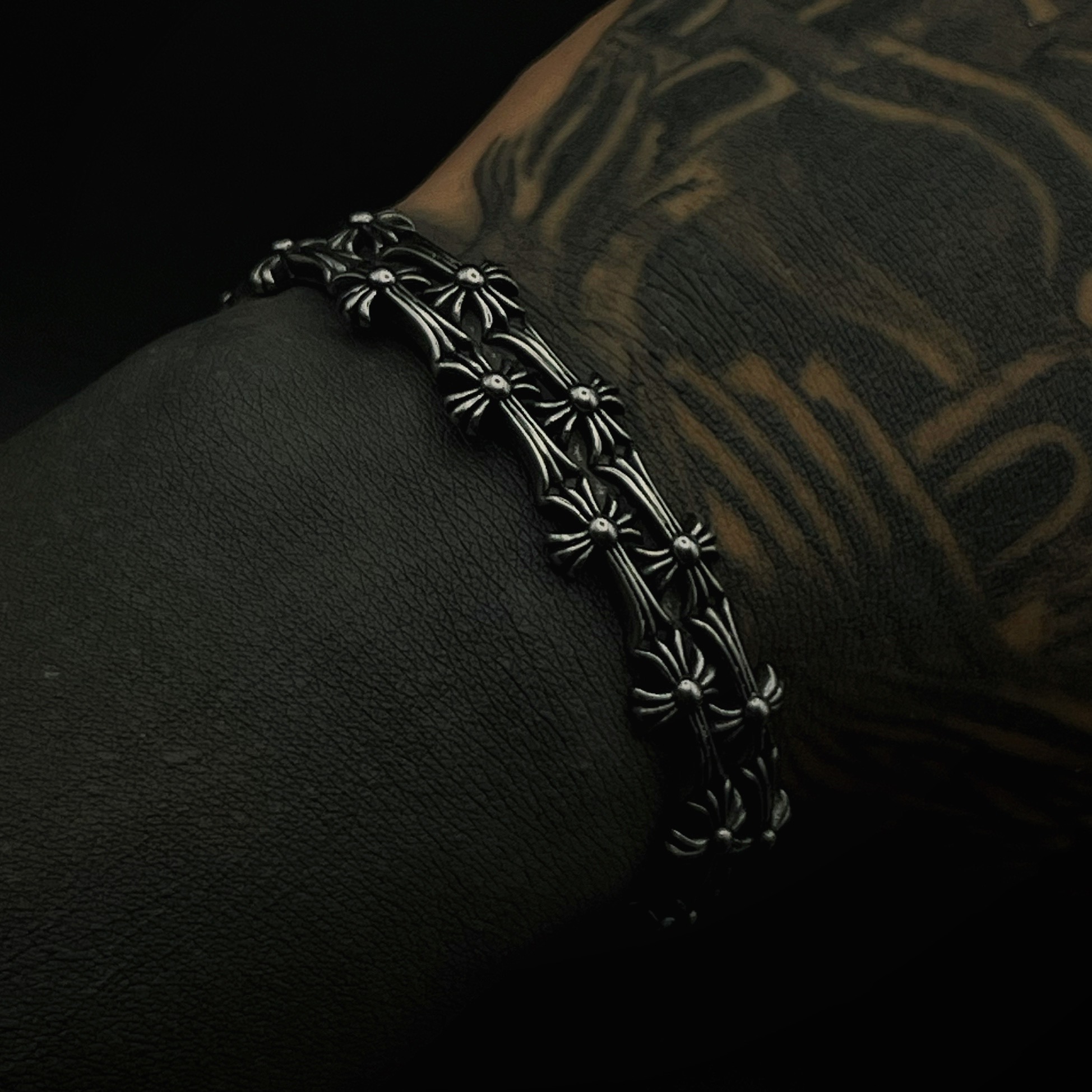 دستبند بنگل مردانه استیل طرح صلیب (Chrome Hearts Style) – مدل خاص A0933