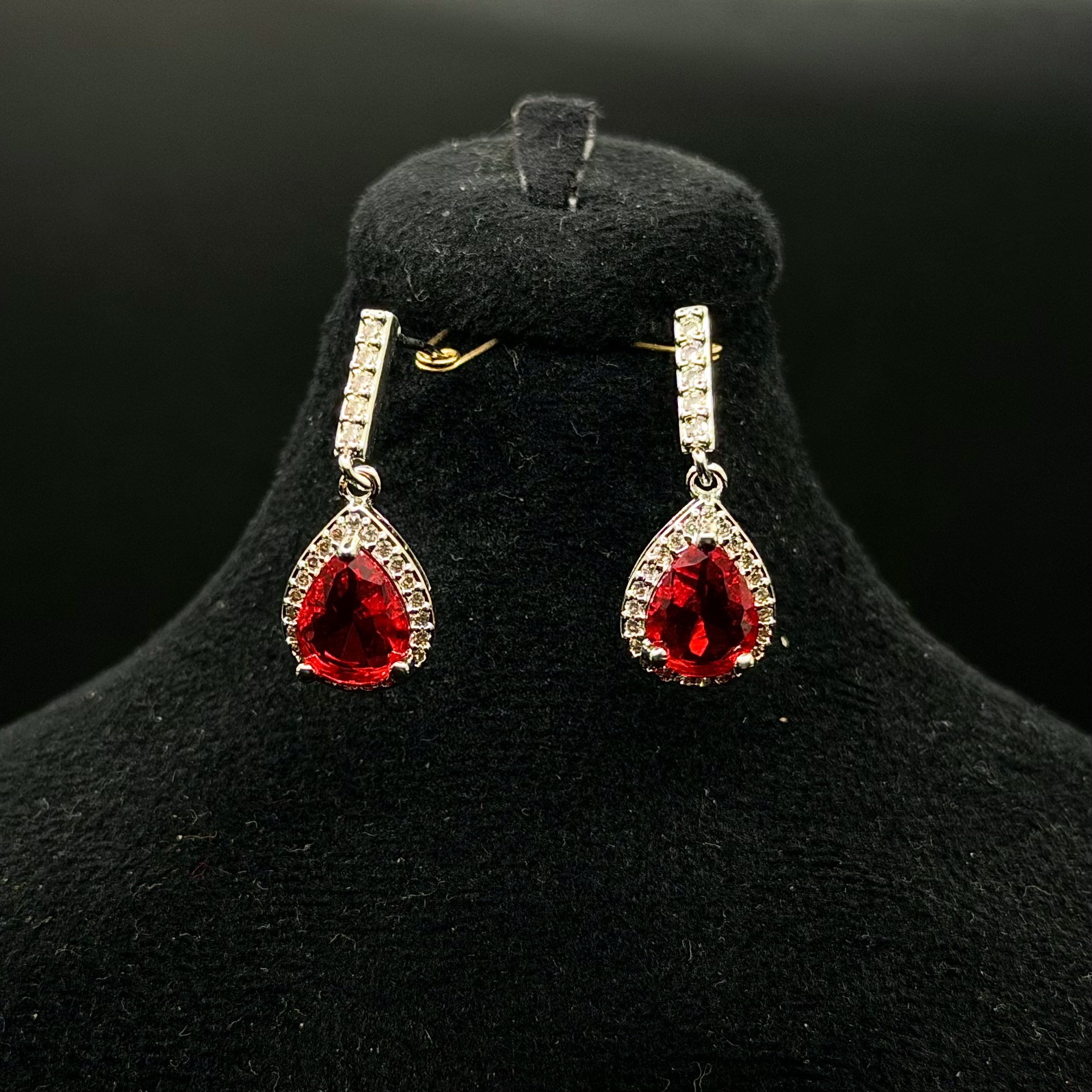 گوشواره آویز زنانه نگین‌دار طرح اشک نقره‌ای با نگین قرمز – کد A10066